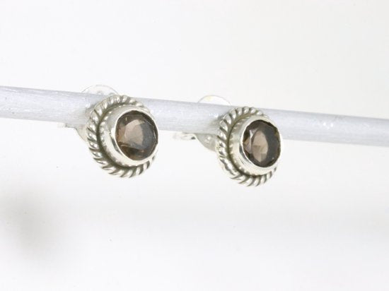 Fijne bewerkte ronde zilveren oorstekers met rookkwarts afbeelding 2