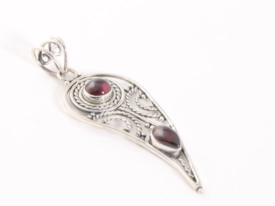 Opengewerkte zilveren hanger met granaat aan ketting afbeelding 2