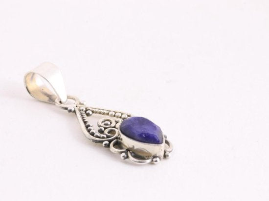 Fijne opengewerkte zilveren hanger met blauwe saffier aan ketting afbeelding 2