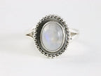 Bewerkte zilveren ring met regenboog maansteen afbeelding 4