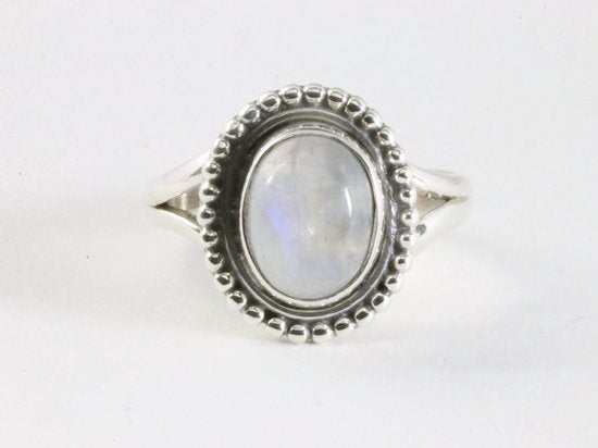 Bewerkte zilveren ring met regenboog maansteen afbeelding 4