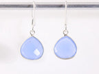 Fijne druppelvormige zilveren oorbellen met blauwe chalcedoon afbeelding 3