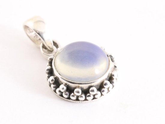 Fijne bewerkte ronde zilveren hanger met vuuropaal afbeelding 2