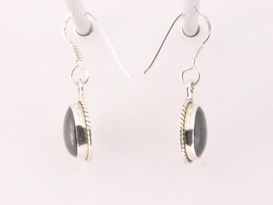 Fijne bewerkte zilveren oorbellen met zwarte opaal afbeelding 2