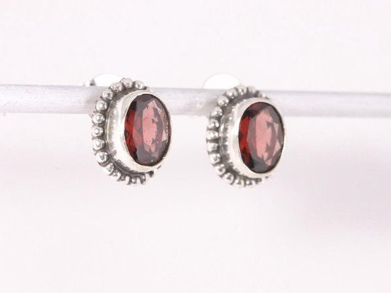 Bewerkte zilveren oorstekers met granaat afbeelding 4