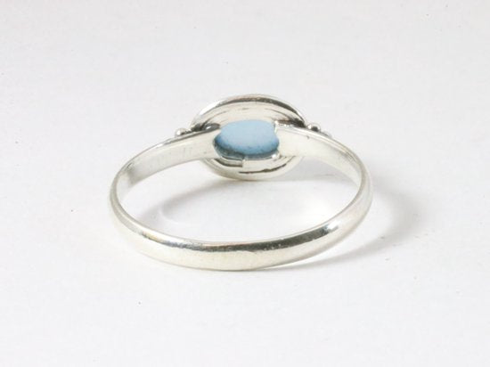 Fijne bewerkte zilveren ring met blauwe chalcedoon afbeelding 3
