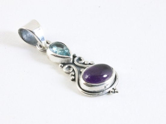 Fijne bewerkte zilveren hanger met amethist en blauwe topaas aan ketting afbeelding 2