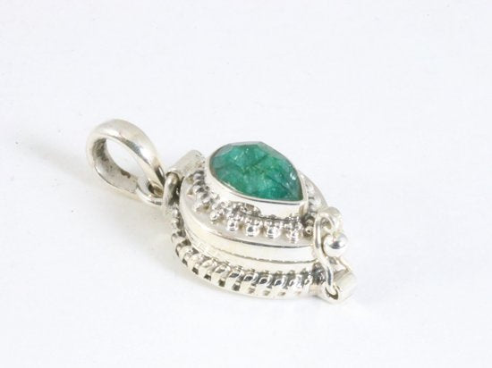 Traditioneel bewerkt zilveren medaillon met smaragd afbeelding 2