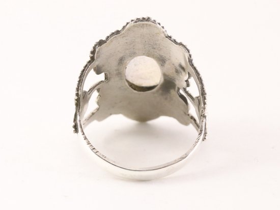 Bewerkte zilveren ring met regenboog maansteen afbeelding 3