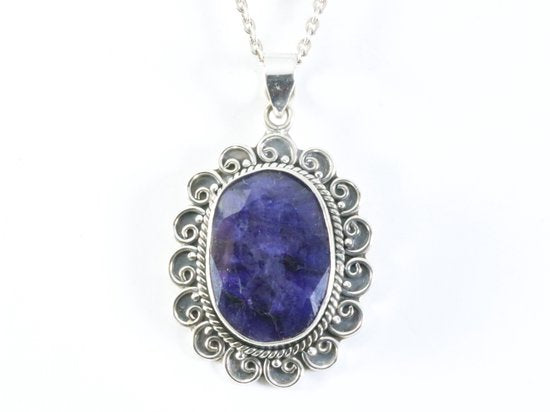 Grote bewerkte zilveren hanger met blauwe saffier aan ketting afbeelding 4