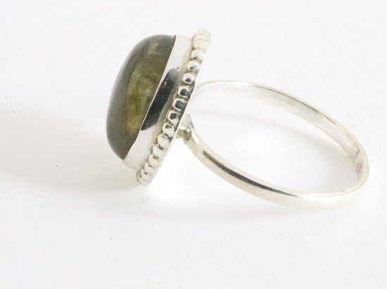 Bewerkte ovale zilveren ring met labradoriet afbeelding 2