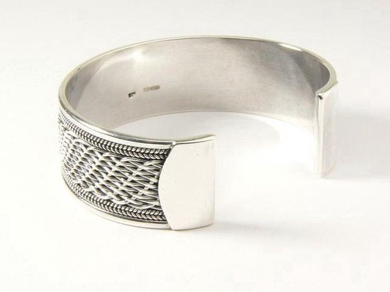 Zware zilveren klemarmband met vlechtmotief en kabelpatronen afbeelding 3