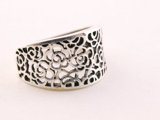 Opengewerkte zilveren ring met bloemen motief afbeelding 1