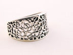 Opengewerkte zilveren ring met bloemen motief afbeelding 1