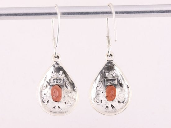 Opengewerkte zilveren oorbellen met granaat afbeelding 3