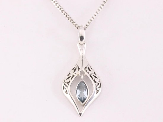 Opengewerkte zilveren hanger met blauwe topaas aan ketting afbeelding 4