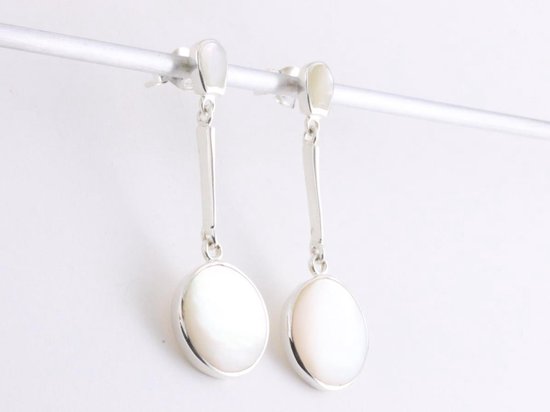 Lange ronde zilveren oorstekers met parelmoer afbeelding 4