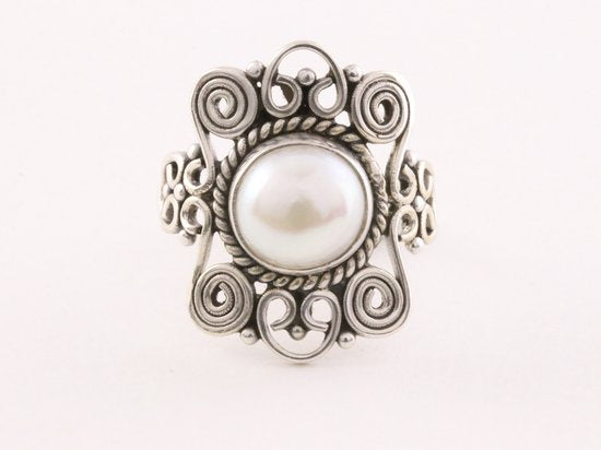 Opengewerkte zilveren ring met zoetwater parel afbeelding 4