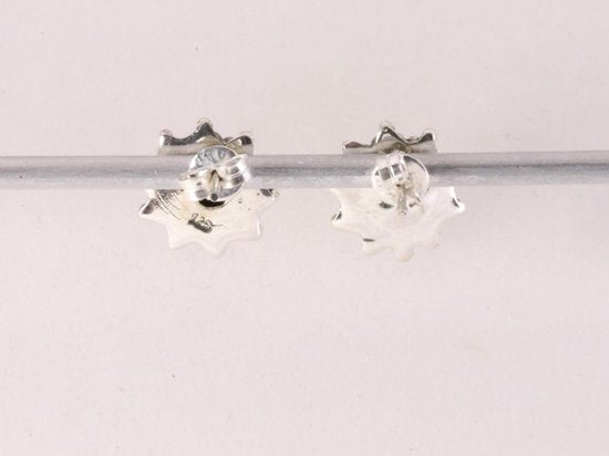 Fijne bewerkte zilveren oorstekers met blauwe zonnesteen afbeelding 2