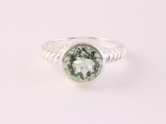 Bewerkte zilveren ring met groene amethist afbeelding 4