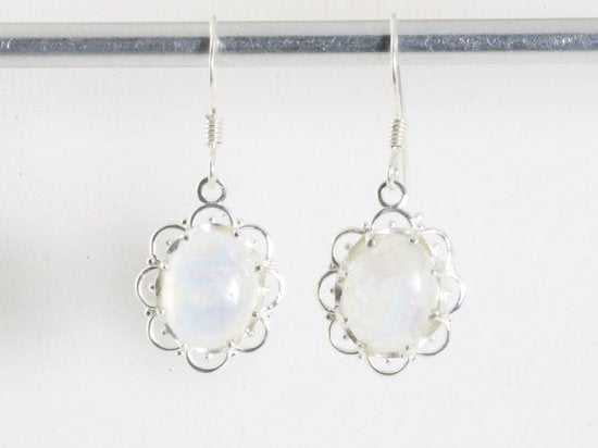 Fijne opengewerkte zilveren oorbellen met regenboog maansteen afbeelding 4