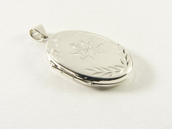 Ovaal zilveren medaillon met fantasiegravering afbeelding 2