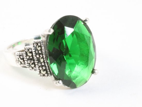 Zware zilveren ring met groene saffier en marcasiet afbeelding 1
