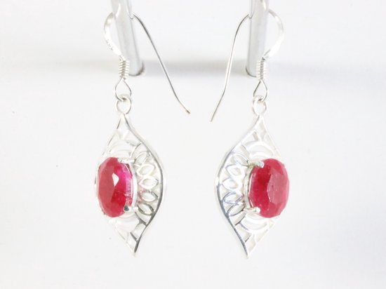 Opengewerkte zilveren oorbellen met robijn afbeelding 2