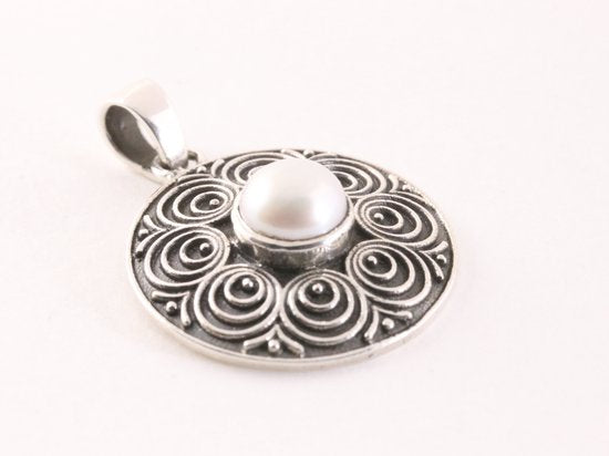 Ronde bewerkte zilveren hanger met zoetwater parel afbeelding 2