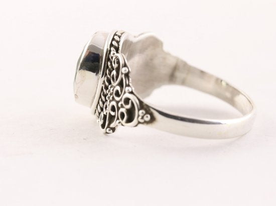 Bewerkte zilveren ring met groene amethist afbeelding 2