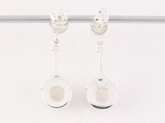 Bewerkte zilveren oorstekers met regenboog maansteen afbeelding 3