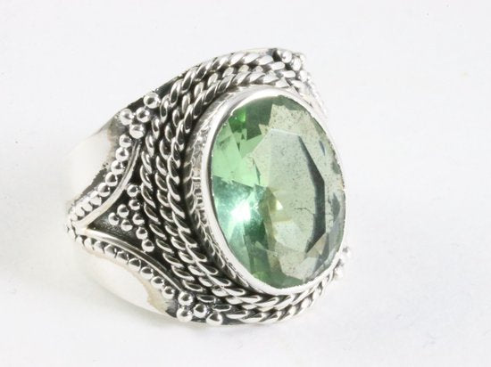 Bewerkte zilveren ring met groene amethist afbeelding 1