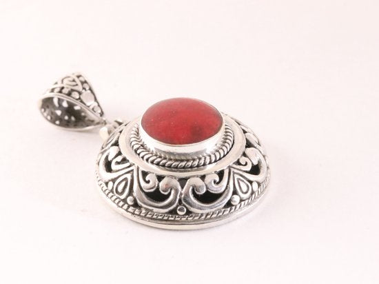 Traditionele bewerkte ronde zilveren hanger met rode koraal steen afbeelding 2