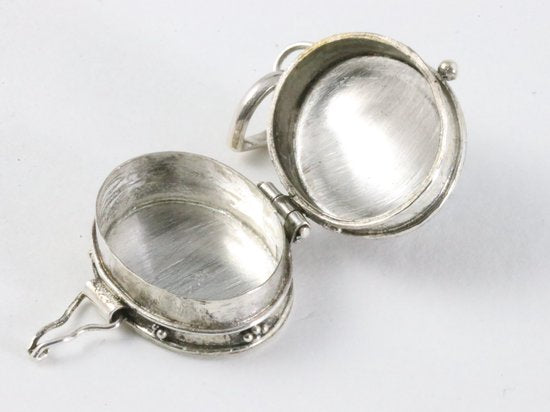 Traditioneel bewerkt zilveren medaillon met blauwe topaas afbeelding 5