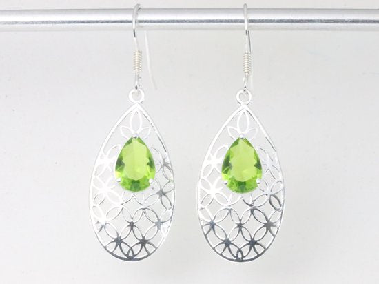 Opengewerkte zilveren oorbellen met peridoot afbeelding 4