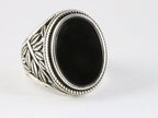 Zware bewerkte zilveren ring met onyx afbeelding 1