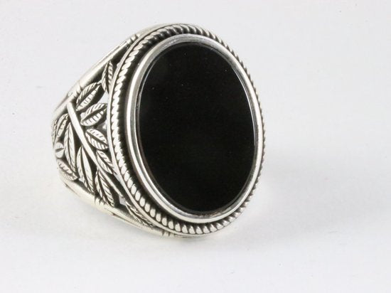 Zware bewerkte zilveren ring met onyx afbeelding 1