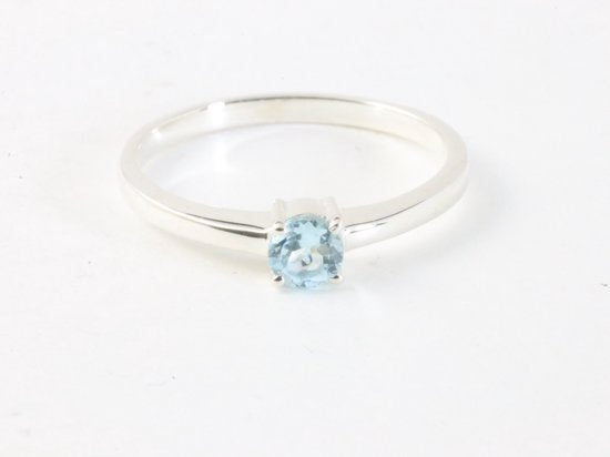 Fijne hoogglans zilveren ring met blauwe topaas afbeelding 4