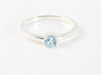 Fijne hoogglans zilveren ring met blauwe topaas afbeelding 4