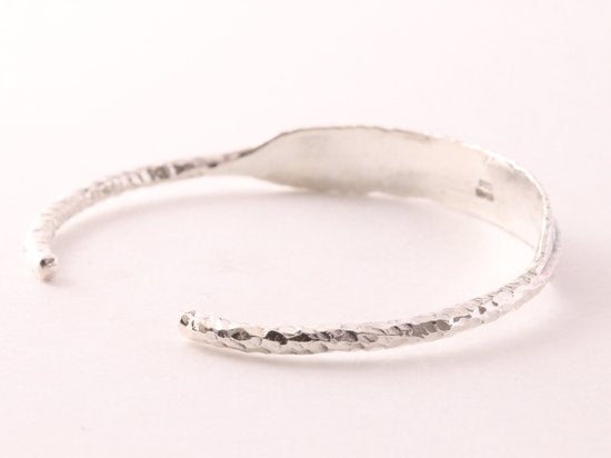 Fijne gehamerde zilveren klemarmband afbeelding 3