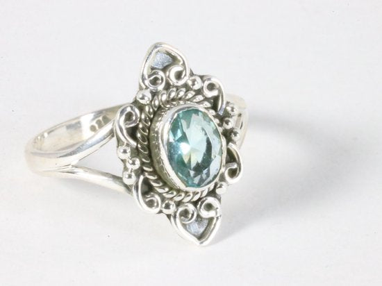 Fijne bewerkte zilveren ring met blauwe topaas afbeelding 1