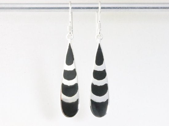 Lange druppelvormige zilveren oorbellen met onyx afbeelding 3