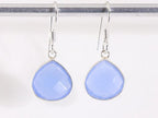 Fijne druppelvormige zilveren oorbellen met blauwe chalcedoon afbeelding 4