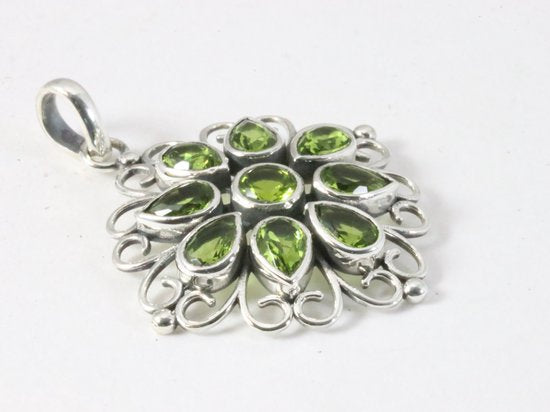 Opengewerkte zilveren hanger met peridoot afbeelding 2