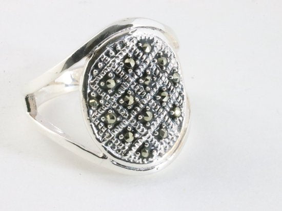 Zware opengewerkte zilveren ring met marcasiet afbeelding 1