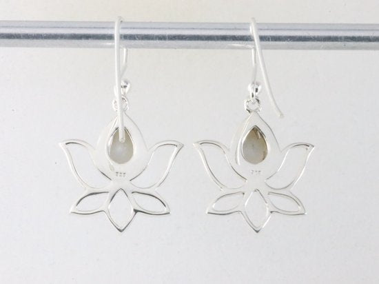 Opengewerkte zilveren lotus oorbellen met parel afbeelding 2
