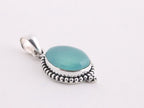 Bewerkte druppelvormige zilveren hanger met aqua chalcedoon afbeelding 2