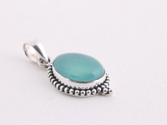 Bewerkte druppelvormige zilveren hanger met aqua chalcedoon afbeelding 2