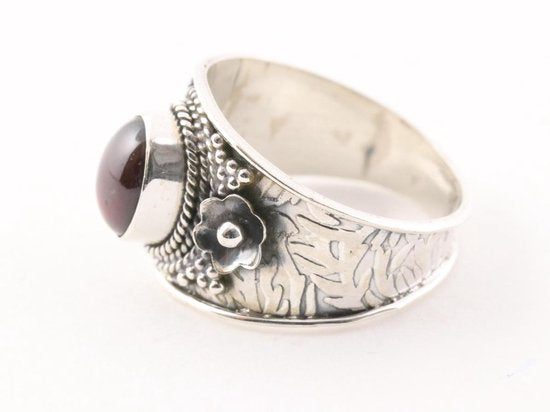 Bewerkte zilveren ring met granaat afbeelding 2