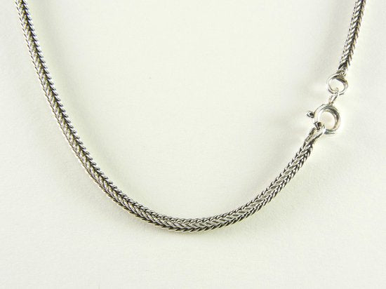 Bewerkte zilveren hanger met robijn aan vossenstaartketting afbeelding 6